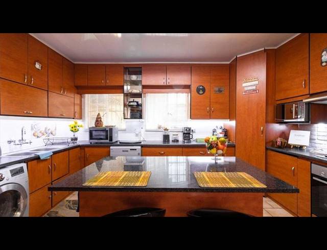 3 BEDROOM HOUSE FOR SALE IN VAN RIEBEECK PARK